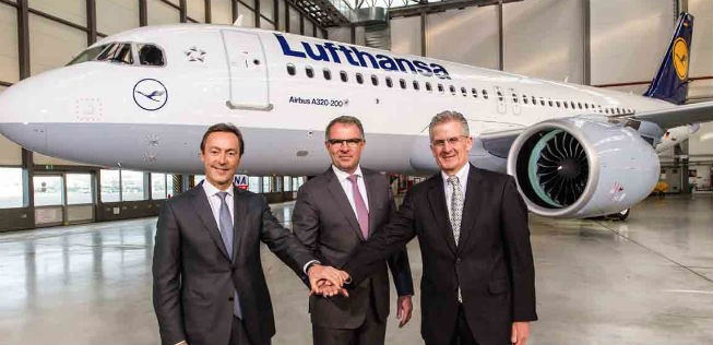 Airbus-Chef Fabrice Brégier, Lufthansa-Vorstand Carsten Spohr und Pratt&amp; Whitney-Präsident Robert Leduc (v.l.): Der erste Airbus A320 Neo geht an Lufthansa.