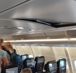 Die Innenverkleidung des Fliegers wurde bei den Turbulenzen beschädigt.