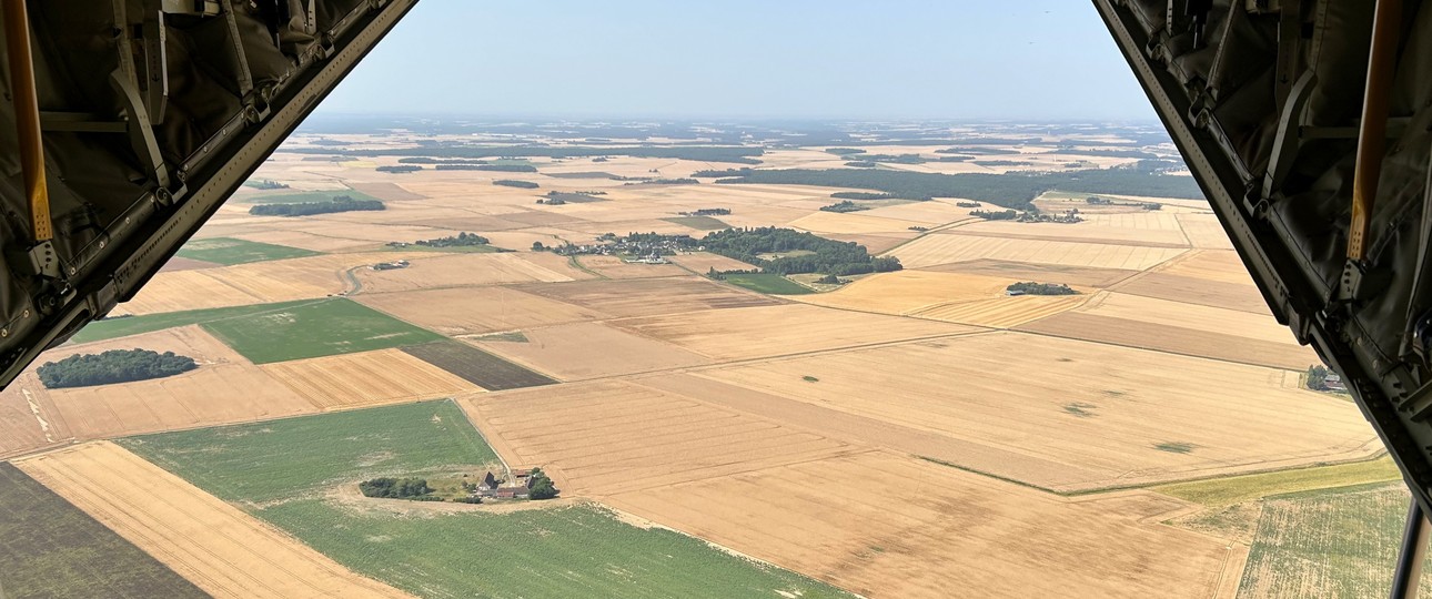 Blick aus der Heckrampe der Lockheed C-130 Hercules: Das Flugzeug ist ein Klassiker der Militäraviatik.