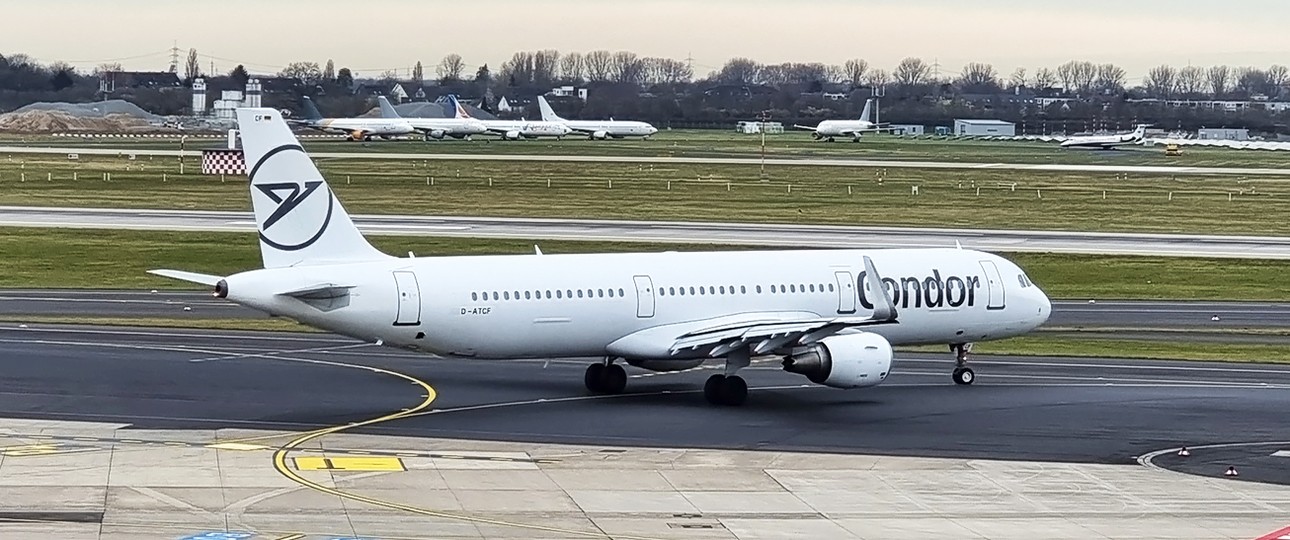 Flug DE1226 in Düsseldorf: Eigentlich fliegt Condor von hier nicht nach Frankfurt, wegen dem Streik tat es der Ferienflieger - so mit diesem A321.
