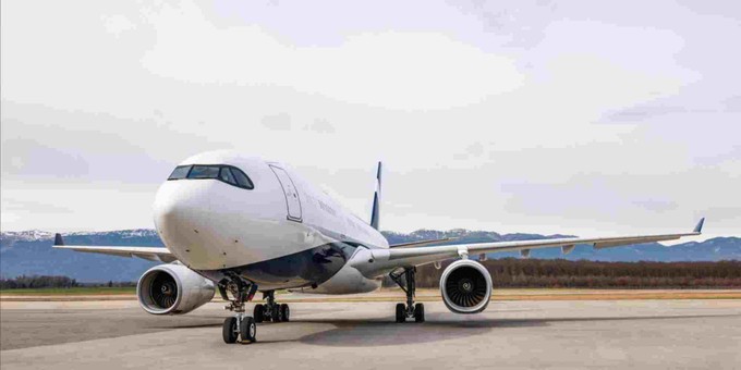 Der Airbus A330 ACJ von außen. Das Flugzeug hat die Kennung P4-MLO.