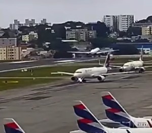 Embraer E195-E2 von Azul: Das Flugzeug hebt erst kurz vor dem Ende der Piste ab.