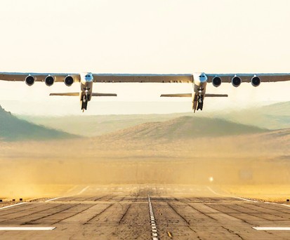 Ebenfalls aus dem Hause Scaled Composites stammt das Doppelrumpfflugzeug Stratolaunch. Nach seiner Spannweite von 117 Metern gerechnet, ist es das größte Flugzeug der Geschichte. Es soll als Startplattform für Forschungsraketen dienen.