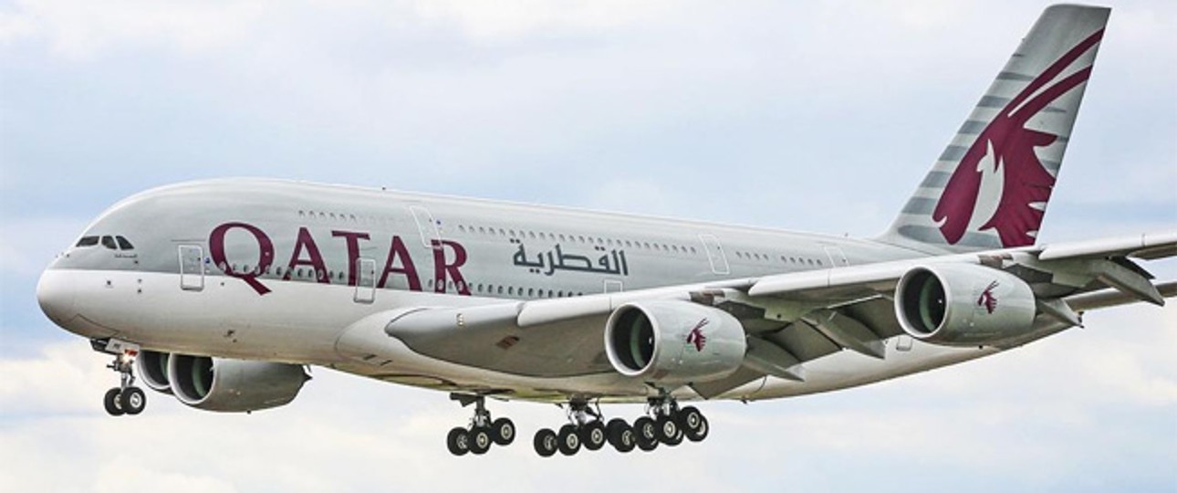 Qatar Airways: Die Golfairline hat beschlossen ihre F<a href="https://www.aerotelegraph.com/qatar-airways-laesst-fuenf-airbus-a380-fuer-immer-am-boden">lotte an Superjumbos von zehn auf fünf Exemplare zu halbieren</a>.