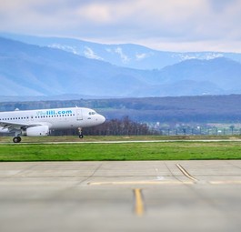 Ein landender Airbus A320 von Fly Lili: Die Airline sucht die Schuld bei den rumänischen Behörden.