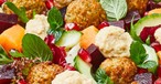 Falafel-Tahini-Salat: Ist nun in Lufthansas Economy Class auf Europaflügen zu kaufen. Über das Business-Class-Konzept verrät die Fluglinie noch nicht viel.