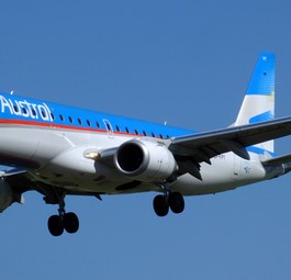 Embraer E190 in Austral livery
