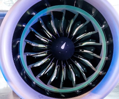 Das überdurchschnittlich große Pratt-&amp;-Whitney-PW1500G-Triebwerk an einer Bombardier CS100.