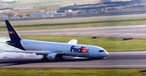 Boeing 767 von Fedex landet ohne Bugfahrwerk