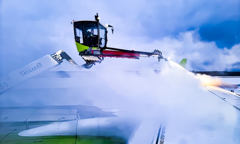 Air Baltic A220 Enteisung