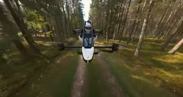 Jetson One im Flug: Inspiriert von Star Wars schwebt das elektrische Flugmotorrad über der Erde.