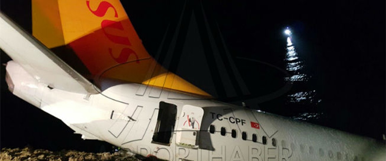 Die Boeing 737 nach dem Unfall in der Nacht.