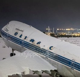 Die Boeing 747 kippte von der Schneelast nach hinten auf ihr Heck.