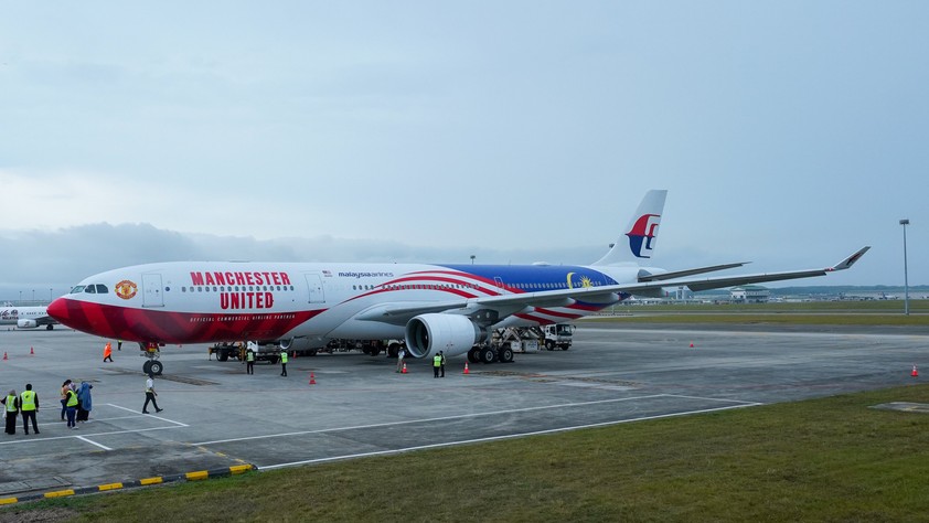 Der Airbus A330 von Malaysia Airlines mit der Sonderlackierung: Die 9M-MTL verewigt Man U und Malaysia.