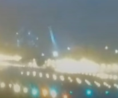 Airbus A321 schlägt scheinbar mit Tragfläche auf Piste