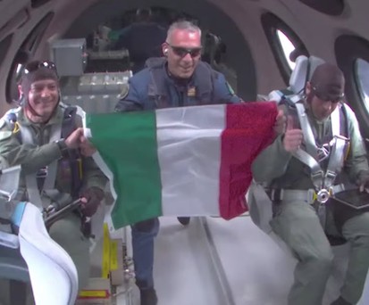 Virgin Galactics erster kommerzieller Flug im Video