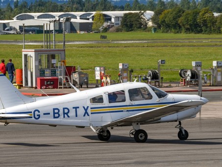 Piper PA-28 vor einer Tankstelle: Avgas 100LL ist in der EU bis 2032 erlaubt.