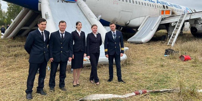 Die Crew von Ural Airlines nach der Notlandung.