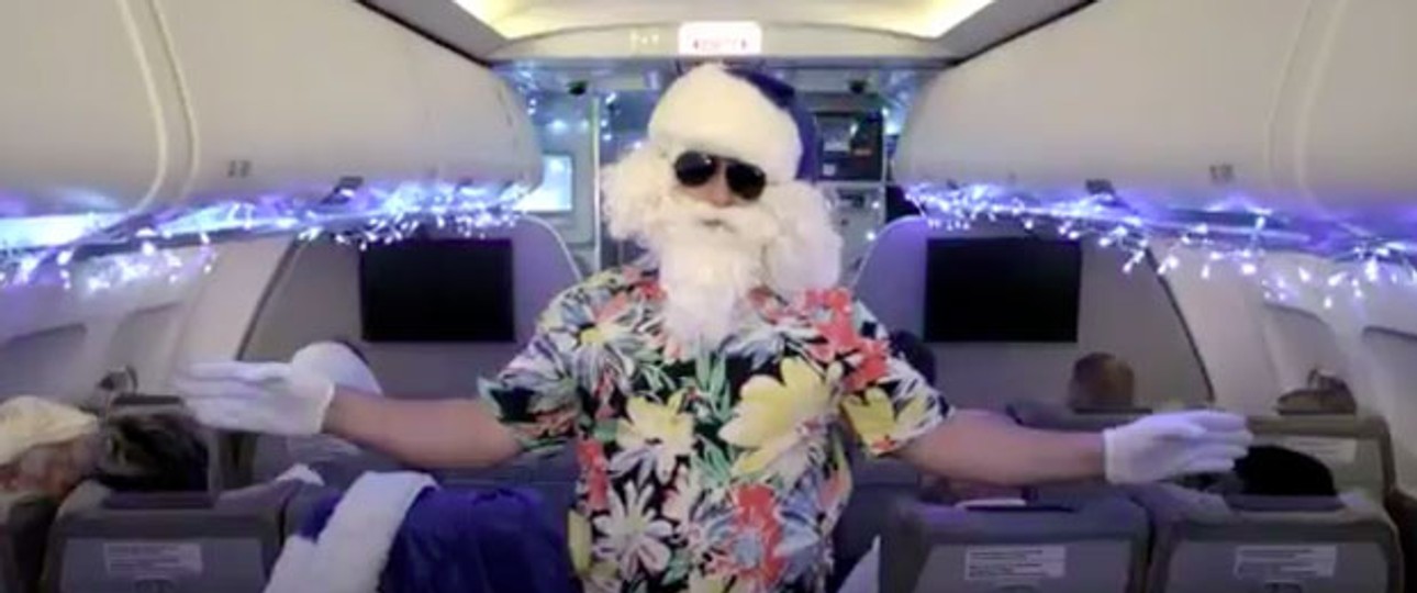 Weihnachtsmann in Ferienlaune: Bei Condor mit Hawaii-Hemd und blauer Mütze.
