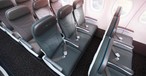 Die Premium Economy heißt offiziell Extra Comfort und unterscheidet sich von der Economy durch einen um 5 Zoll größeren Sitzabstand von 36 Zoll oder 91 Zentimetern. Zudem stehen USB-Anschlüsse und Steckdosen zur Verfügung.