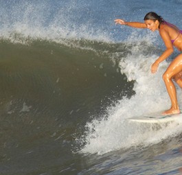 Surferin auf einer Welle: Ihr Hobby kann teuer werden.