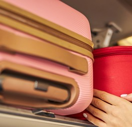 Handgepäck im Flugzeug: Mehr Passagiere reisen nur noch damit.