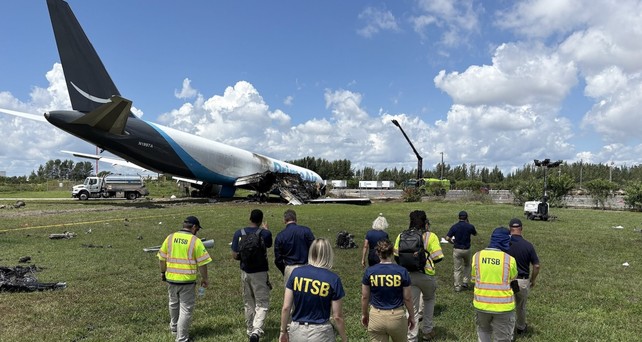 Ermittlerinnen und Ermittler des NTSB auf dem Weg zum Wrack: Sie werten nun alle verfügbaren Daten aus.