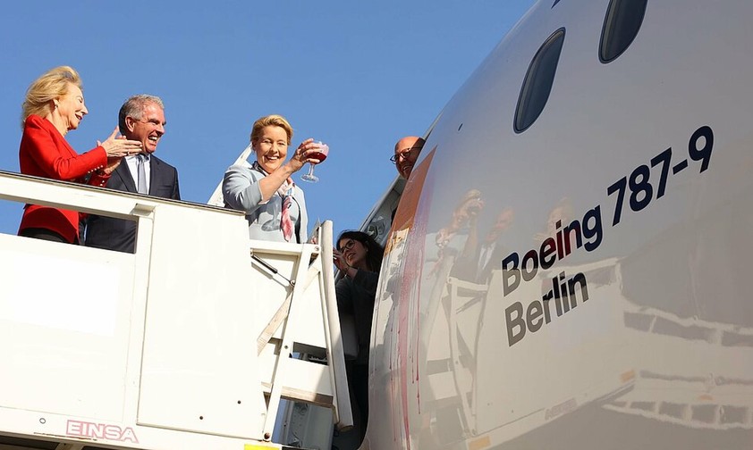 Boeing 787 «Berlin» bei der Taufe: Früher stand der Name auf eine Airbus A380. 