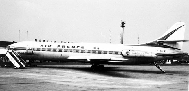 Die lange Piste erweist sich als Vorteil, als Düsenflieger aufkommen. Für sie ist Tempelhof mit den kurzen Startbahnen ein Problem. Air France nimmt am 2. Januar 1960 den ersten planmäßigen Linienflug nach Tegel auf. 1964 folgt Pan Am. Die Einrichtungen am Flughafen bleiben aber in Tegel lange bescheiden.