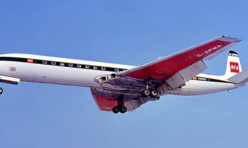 Die <strong>De Havilland Comet</strong> war das erste in Serie gebaute Strahlverkehrsflugzeug der Welt. Den Passagierbetrieb nahm sie im Jahr 1952 auf. Nur ein Jahr später begann eine Unfallserie. Gleich bei drei Abstürzen von De Havilland Comet der britischen Airline Boac stellte sich heraus, dass die Flieger in der Luft auseinandergebrochen waren. Erst nach dem dritten Unfall wurde dem Flieger die Musterzulassung entzogen.

Eine langwierige Ermittlung ergab schließlich, dass Materialermüdung zum Auseinanderbrechen der Maschinen geführt hatte und die Comet wurde umkonstruiert - so wurden etwa weichere Legierungen verarbeitet. Erst 1958 wurden wieder kommerzielle Flüge aufgenommen.