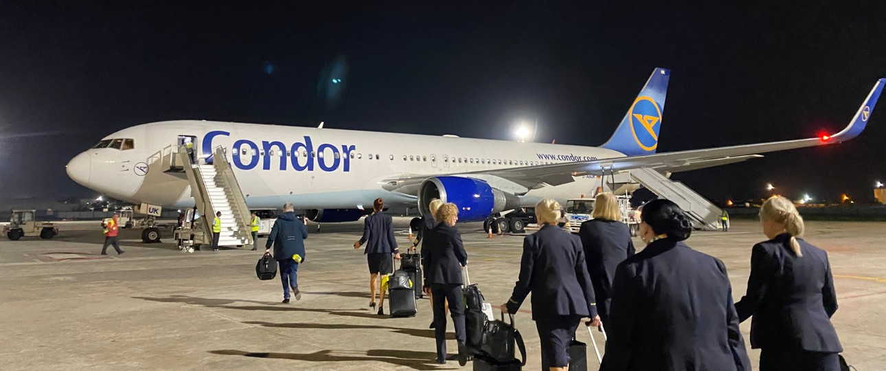 Condors letzter Passagierflug mit einer Boeing 767: Die Crew geht in Havanna zum Flieger mit dem Kennzeichen D-ABUK.