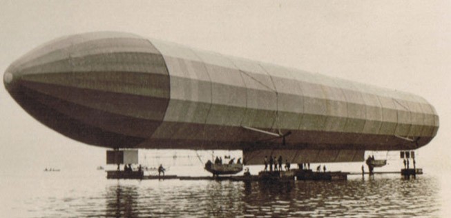 LZ2 über dem Bodensee: Friedrich Graf von Zeppelin glaubte an seine Idee, mit Luftschiffen fliegen zu können.