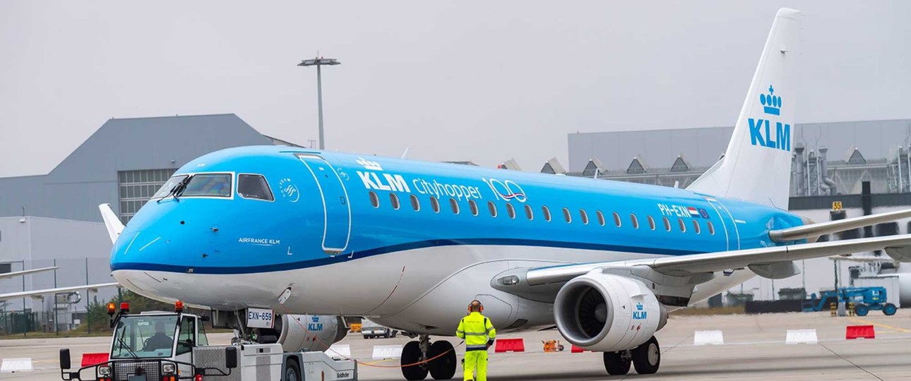 Embraer E175 von KLM Cityhopper: In solch einem Jet half eine Flugbegleiterin  Cockpit.