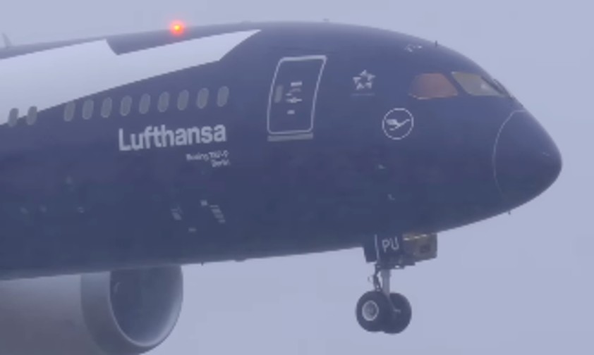 Boeing 787-9 von Lufthansa: das Flugzeug trägt die Jubiläums-Lackierung.