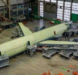 Erster Prototyp der Il-96-400M in der Werkshalle: Erstflug nicht mehr in diesem Jahr.