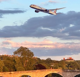 Boeing 787-10 von British Airways über London (Montage): Die Airline bekommt Nachschub.
