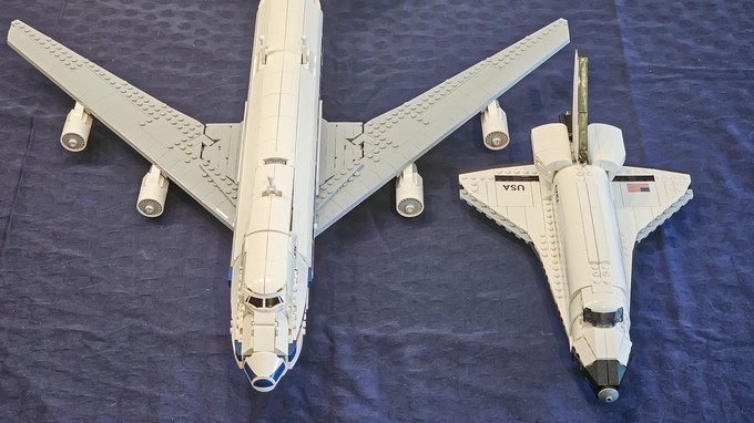 Größenvergleich: Shuttle Enterprise und Boeing 747-100.
