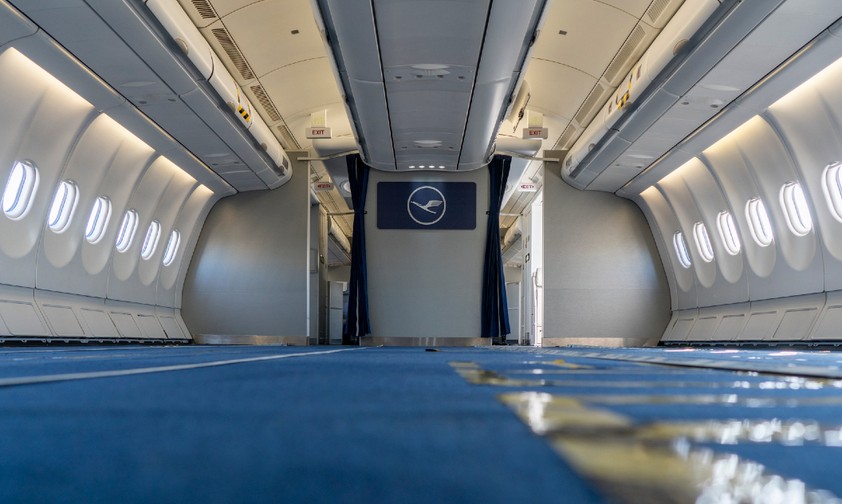 Airbus A330 von Lufthansa: Aus dem Passagierjet wird ohne Sitze ein Prachter.