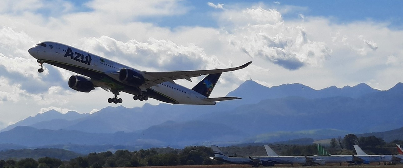 Der Airbus A350 von Azul verlässt Tarbes: 334 Reisende finden darin Platz.