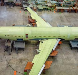 Der neuaufgelegte Langstreckenflieger Il-96-400 M konnte keine Kunden anlocken und wird daher nicht in die Serienproduktion gehen. Zwei Exemplare werden allerdings für die Regierung fertiggestellt. <a href="https://www.aerotelegraph.com/doomsday-plane-ilyushin-il-96-400-m-werden-weltuntergangsflugzeuge" target="_blank" rel="noopener">Sie könnten als sogenannte Weltuntergangsflugzeuge dienen</a>, die im Falle eines Atomkriegs, einer Katastrophe oder eines großen Konflikts als fliegender Befehlsstand dienen.
