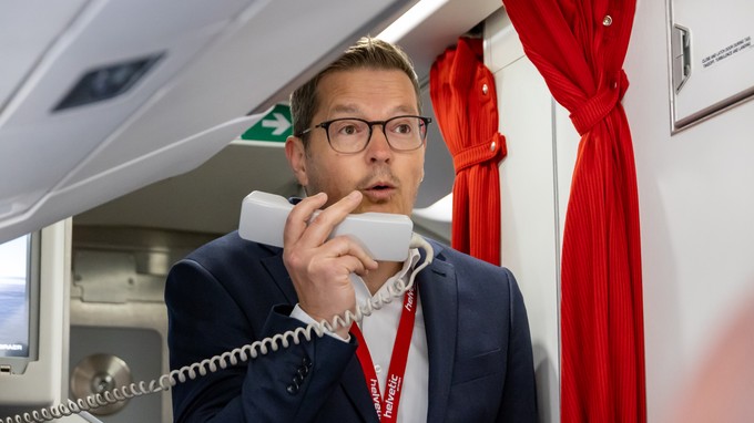 Helvetic-Chef Tobias Pogorevc ist mit an Bord und begrüßt die Fluggäste.