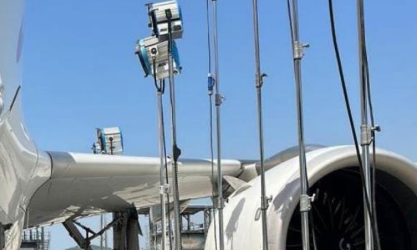 Lichtstrahler dicht am A321: Die Hitze hat die Fenster geschmolzen.