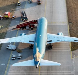 Die Boeing 787 von Vietnam Airlines nach der Landung in München: Die Blackbox wird ausgewertet.