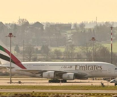 Zu Beginn des Iran-Kriegs in Zürich geparkter Airbus A380 von Emirates: Die Golfairline sieht beste Buchungszahlen.
