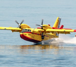 Canadair CL-415 beim Wasser tanken: Das Flugzeug ist Teil des EU-Katastrophenschutzes.