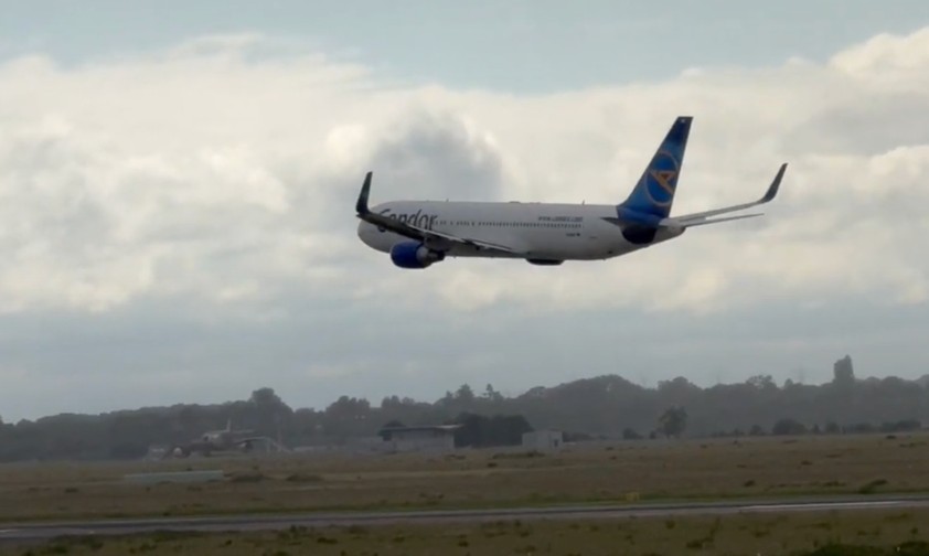 Condors letzte Boeing 767 verabschiedet sich mit tiefem Überflug aus Deutschland