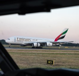 Blick aus dem Cockpit: Bei vielen Airlines steuert am Boden der Kapitän.