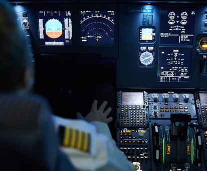 Ein Pilot im Cockpit: Die medizinische Überwachung ist wichtig.