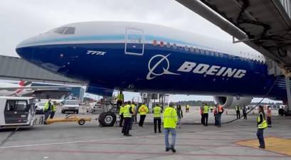 Die Boeing 777-9, die größere Variante der 777X am Gate in Seattle/Tacoma: Passt.