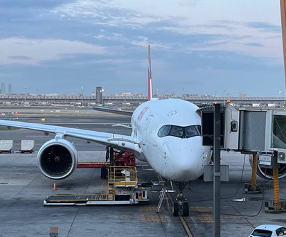 Der Airbus A350-900 mit der Kennung EC-NXD am Gate kurz vor dem Boarding.